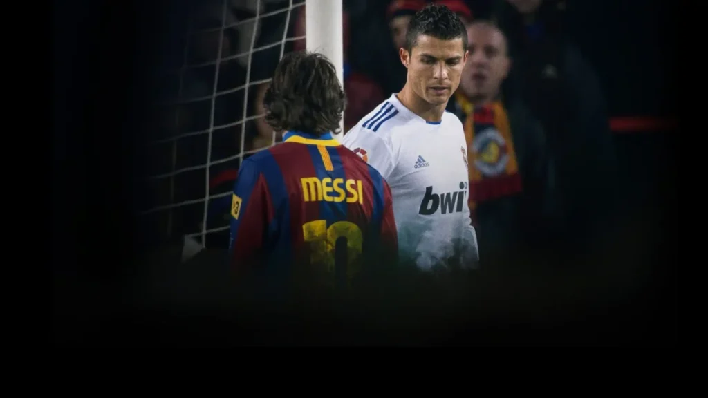 ¿Cómo cambiaron el fútbol Messi y Cristiano? El documental que revela los secretos de su guerra Imagen que muestra a Lionel Messi en el campo de fútbol junto a Cristiano Ronaldo