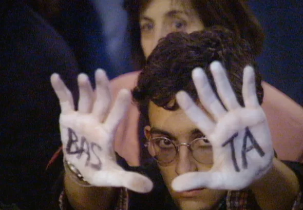 Imagen que muestra a un joven con la frase en las manos BASTA sobre Miguel Angel Blanco