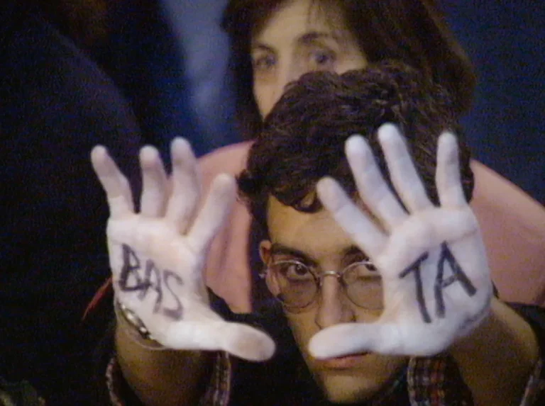 Imagen que muestra a un joven con la frase en las manos BASTA sobre Miguel Angel Blanco