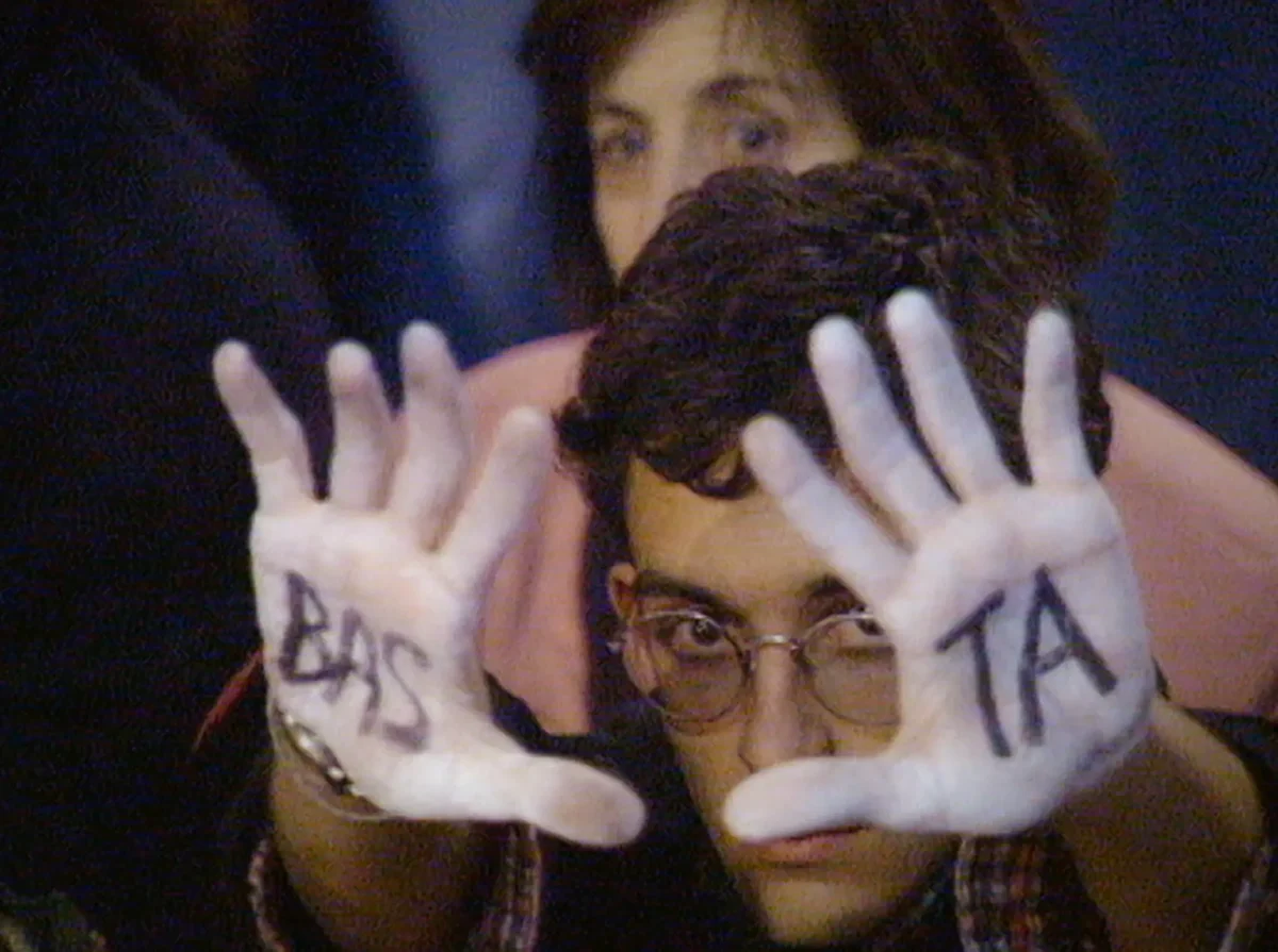 Imagen que muestra a un joven con la frase en las manos BASTA sobre Miguel Angel Blanco