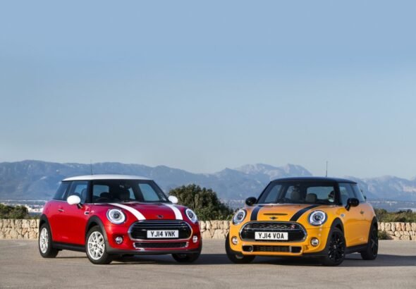 Imagen que muestra dos MINI de diferentes años, uno rojo, y otro amarillo, aparcados.