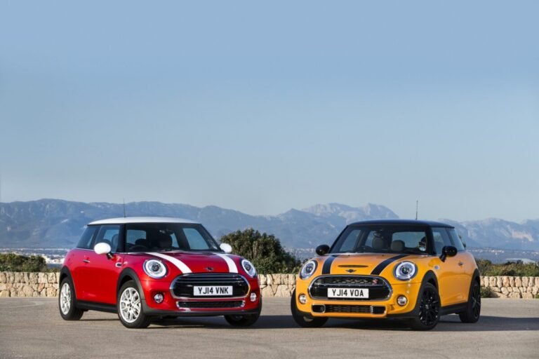 Los 6 secretos del diseño de MINI que hacen que reconozcas el coche al instante en la calle Imagen que muestra dos MINI de diferentes años, uno rojo, y otro amarillo, aparcados.