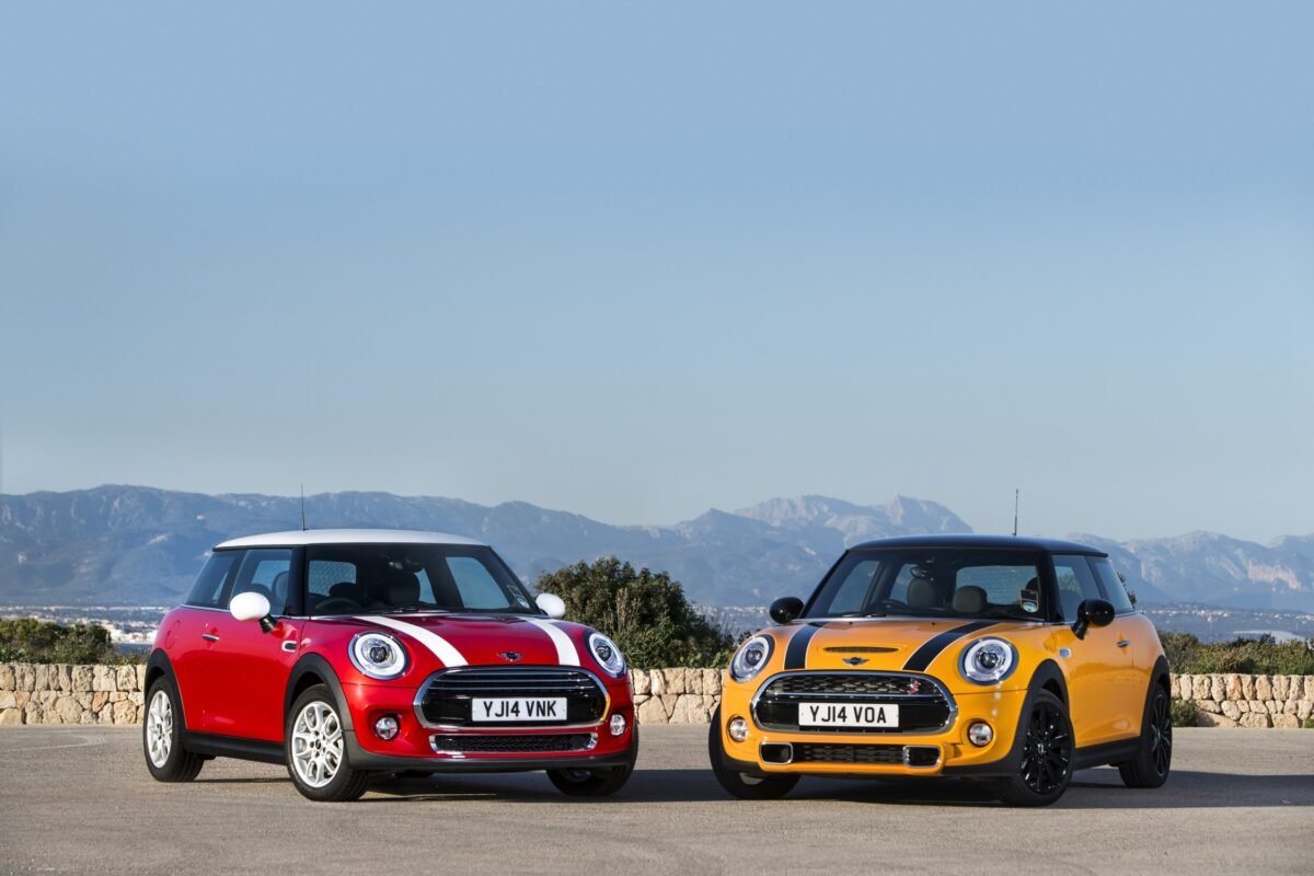 Imagen que muestra dos MINI de diferentes años, uno rojo, y otro amarillo, aparcados.