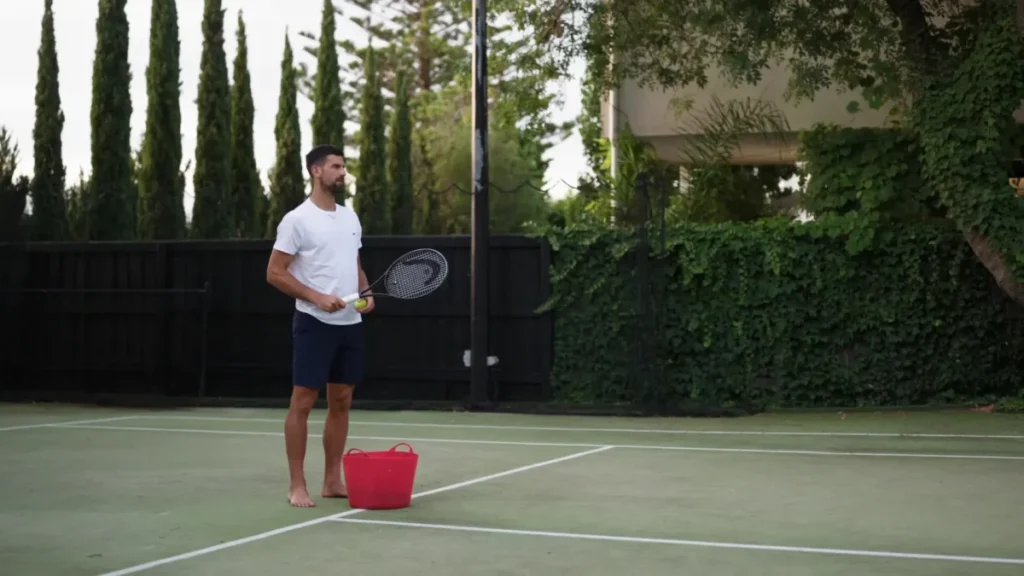 La cara oculta de Novak Djokovic: Prime Video pone fecha al documental Novak Djokovic entrenando en un campo de tenis con la maleta en mano