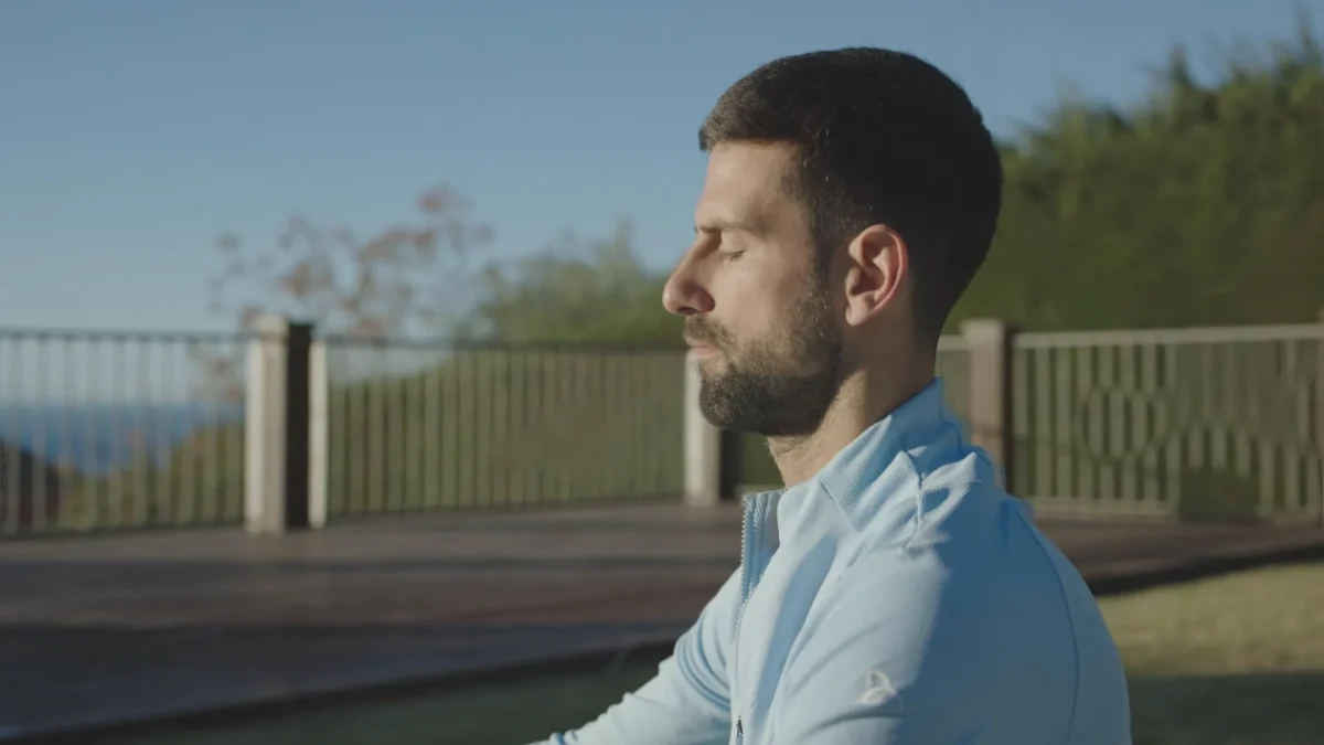 Imagen que muestra a Novak Djokovic en una de las escenas del documental de Prime Video