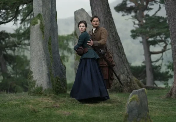 Imagen que muestra a Hermione Corfield como Julia y a Jeremy Irvine como Henry Beauchamp en la precuela de Outlander: sangre de mi sangre en Movistar Plus