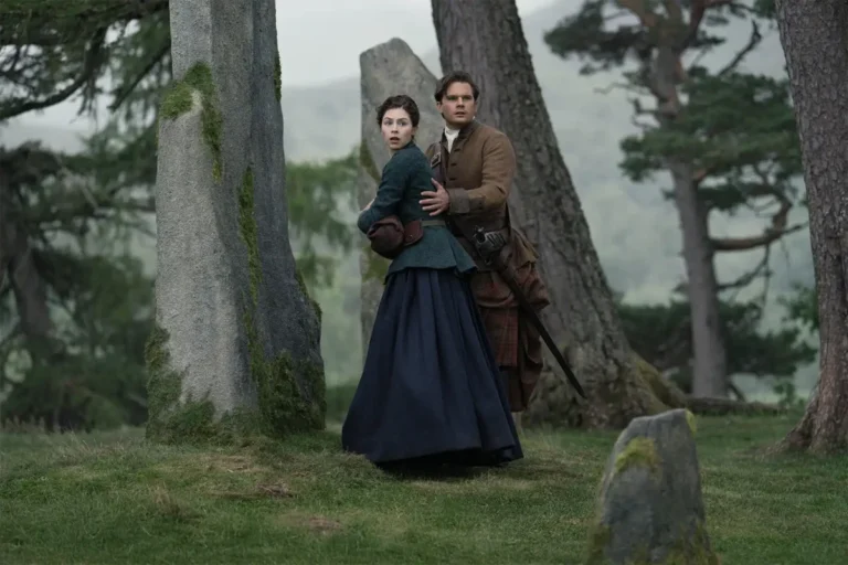 Imagen que muestra a Hermione Corfield como Julia y a Jeremy Irvine como Henry Beauchamp en la precuela de Outlander: sangre de mi sangre en Movistar Plus