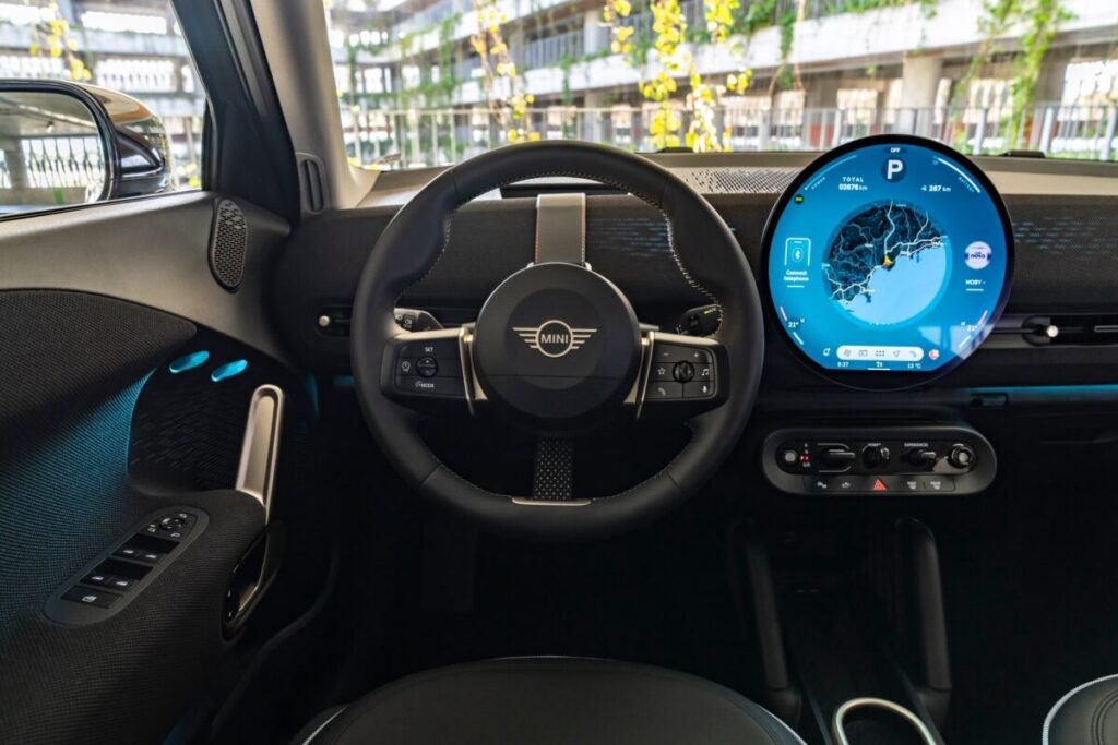 Los 6 secretos del diseño de MINI que hacen que reconozcas el coche al instante en la calle Imagen que muestra la clásica pantalla en forma redonde del MINI.