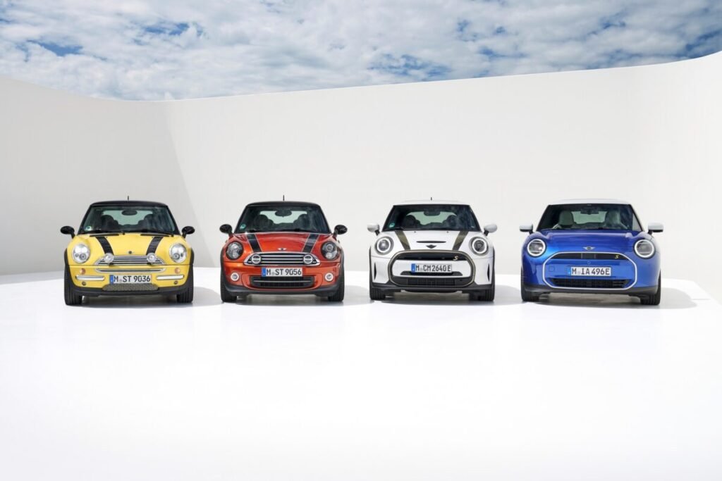 Los 6 secretos del diseño de MINI que hacen que reconozcas el coche al instante en la calle Imagen que muestra cuatro modelos de MINI de diferentes épocas. Uno de color amarillo, otro rojo, otro blanco, y el último en color azul.