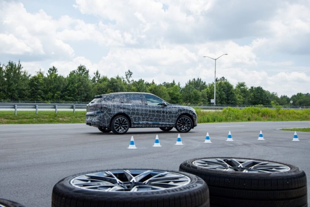 El nuevo BMW X5 enseña los colmillos: así es el iX5 totalmente eléctrico con 141 kWh de batería Imagen que muestra las pruebas en circuito del nuevo BMW X5