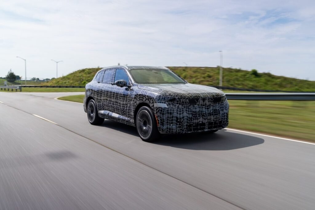El nuevo BMW X5 enseña los colmillos: así es el iX5 totalmente eléctrico con 141 kWh de batería Imagen de la nueva era de BMW X5 circulando por una carretera