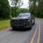 Imagen de la nueva generación del BMW X5 por carretera, visto desde la parte frontal