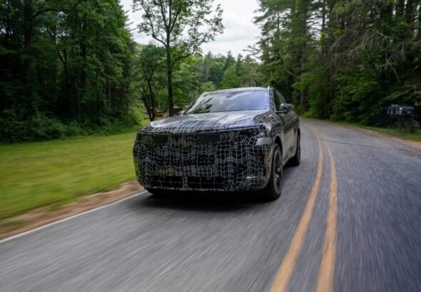 Imagen de la nueva generación del BMW X5 por carretera, visto desde la parte frontal