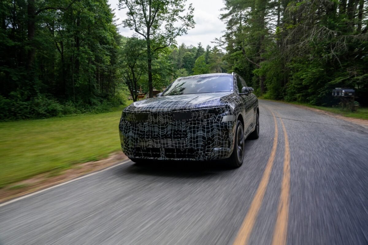 Imagen de la nueva generación del BMW X5 por carretera, visto desde la parte frontal