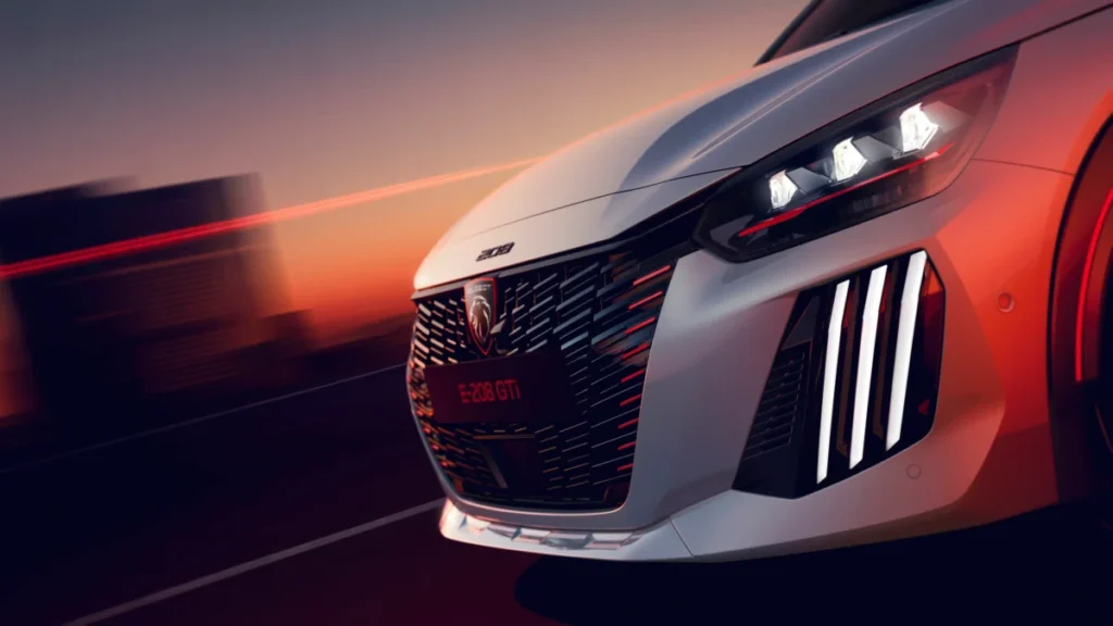 Olvídate del aburrido coche eléctrico: el heredero del Peugeot 205 GTi ya tiene precio imagen que muestra en primer plano los detalles de la parrilla del nuevo PEUGEOT E-208 GTi