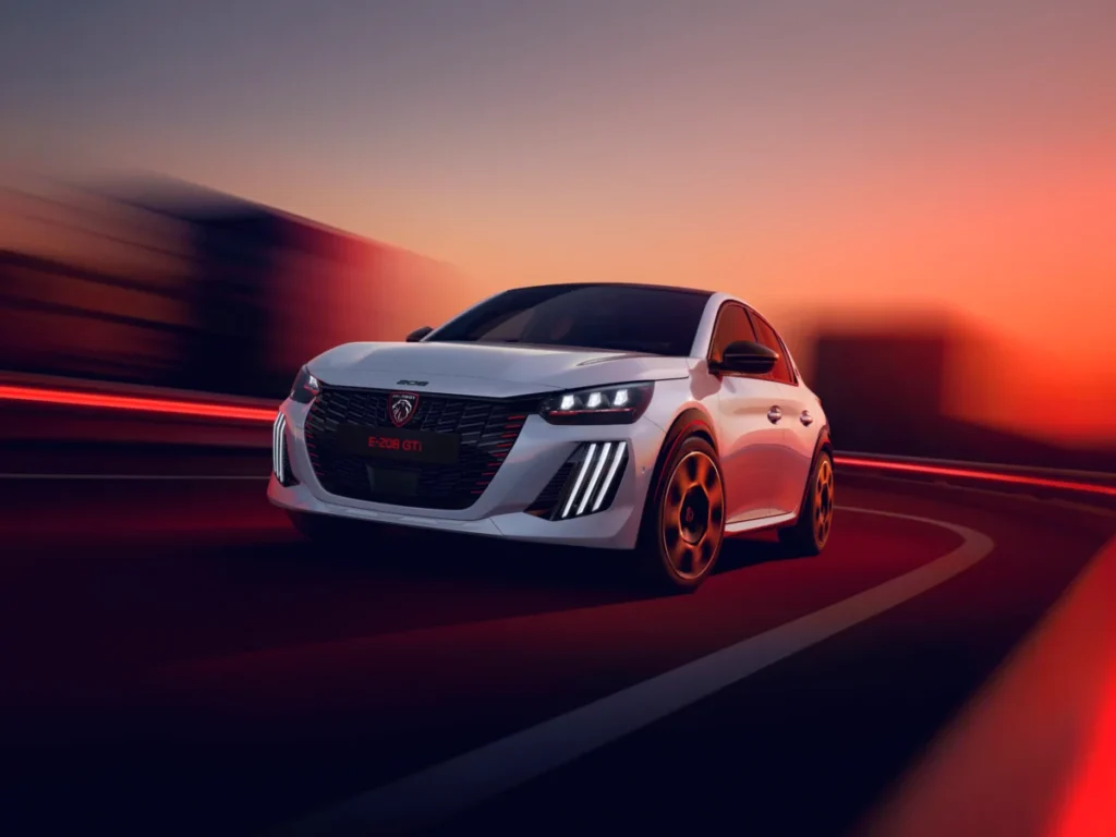 Olvídate del aburrido coche eléctrico: el heredero del Peugeot 205 GTi ya tiene precio Imagen que muestra el exterior del nuevo PEUGEOT E-208 GTi de color blanco vista frontal