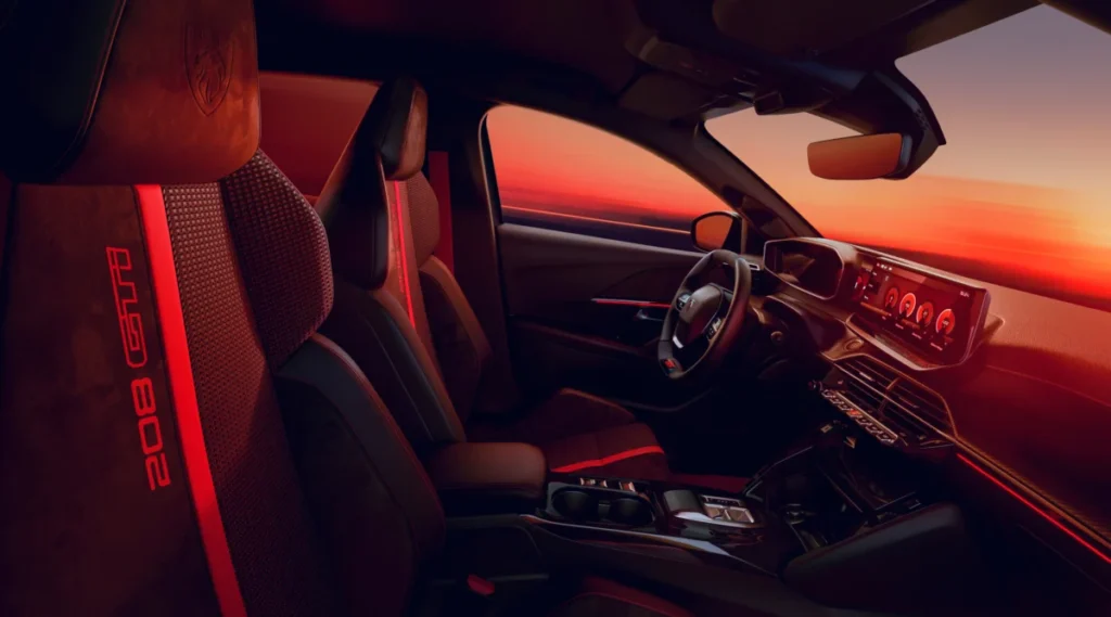 Olvídate del aburrido coche eléctrico: el heredero del Peugeot 205 GTi ya tiene precio imagen que muestra la parte delantera interior del nuevo PEUGEOT E-208 GTi mostrando asiento conductor y copiloto