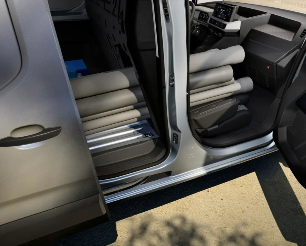 Qué pasa con el nuevo modelo de Peugeot que promete arreglarte el espacio de carga Imagen del interior de la nueva PEUGEOT PARTNER ACTIVE con el asiento delantero bajado para aumentar la carga