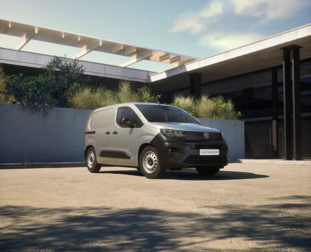 Qué pasa con el nuevo modelo de Peugeot que promete arreglarte el espacio de carga Imagen exterior de la nueva PEUGEOT PARTNER ACTIVE de su parte frontal y lateral