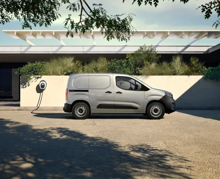 Imagen que muestra el exrerior lateral de la nueva PEUGEOT PARTNER ACTIVE