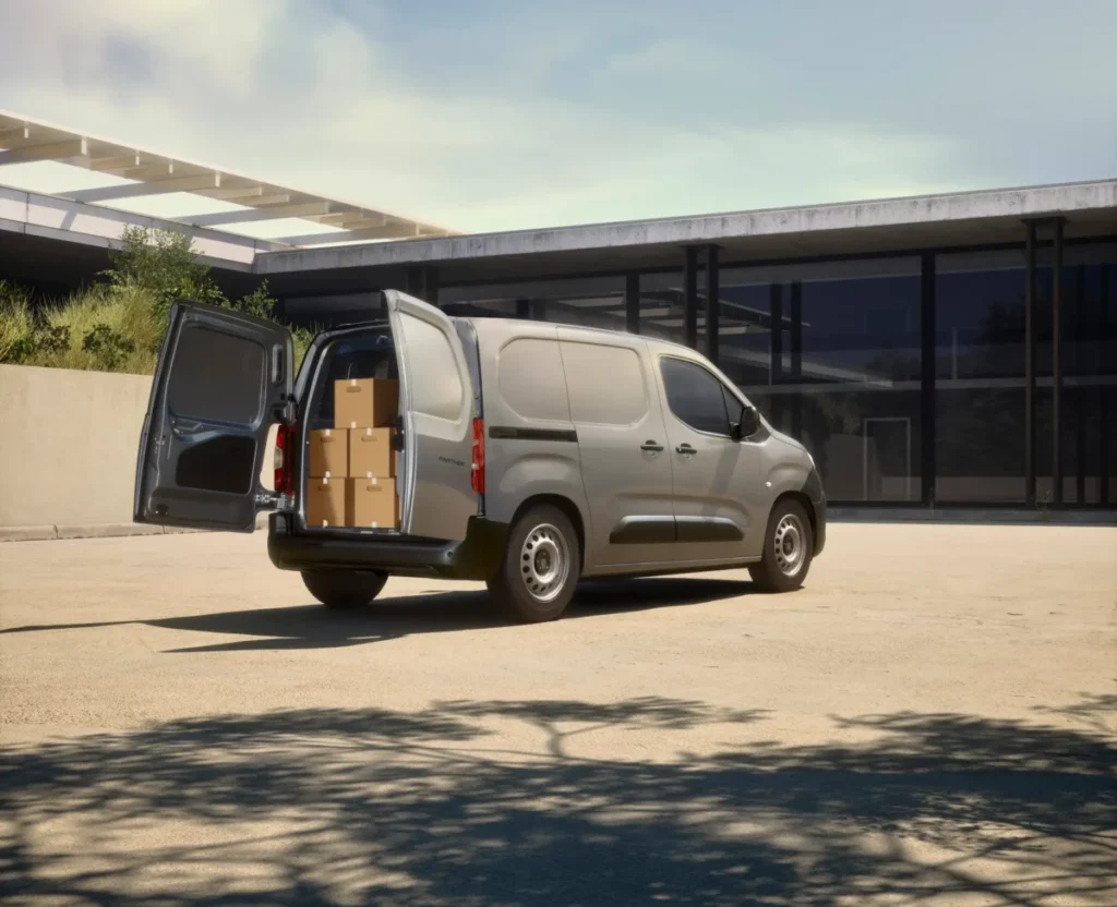 Qué pasa con el nuevo modelo de Peugeot que promete arreglarte el espacio de carga Imagen del nuevo PEUGEOT PARTNER ACTIVE con las puertas traseras abierta y carga