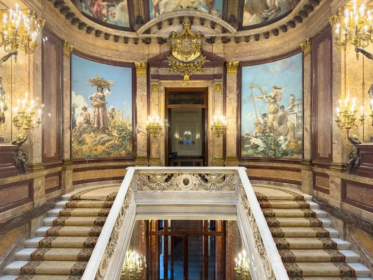 Imagen que muestra una de las escaleras interiores del Palacio de Linares en Madrid