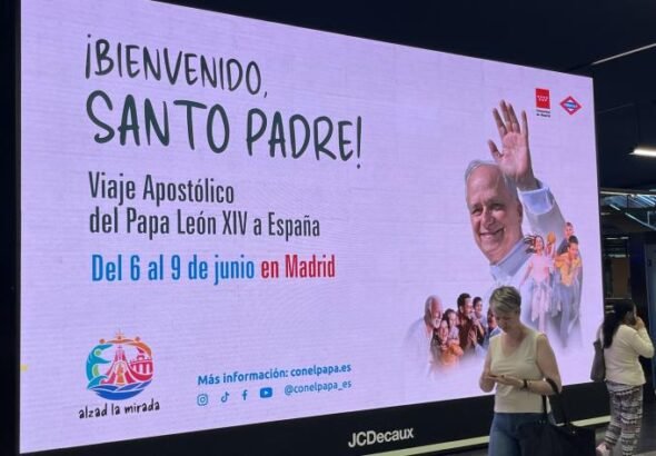 Imagen del interior del Metro Madrid donde se muestra la cartelería dedicada a la visita del Papa León XIV