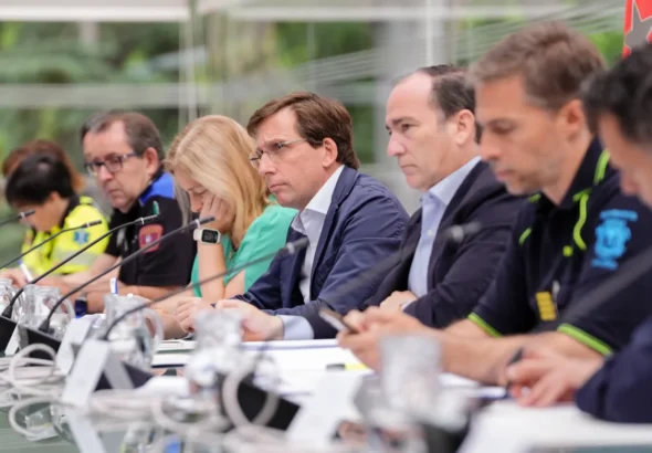 Imagen que muestra al alcalde de Madrid, José Luis Martínez Almeida junto a los representantes de los servicios municipales por la visita del Papa León XIV a Madrid