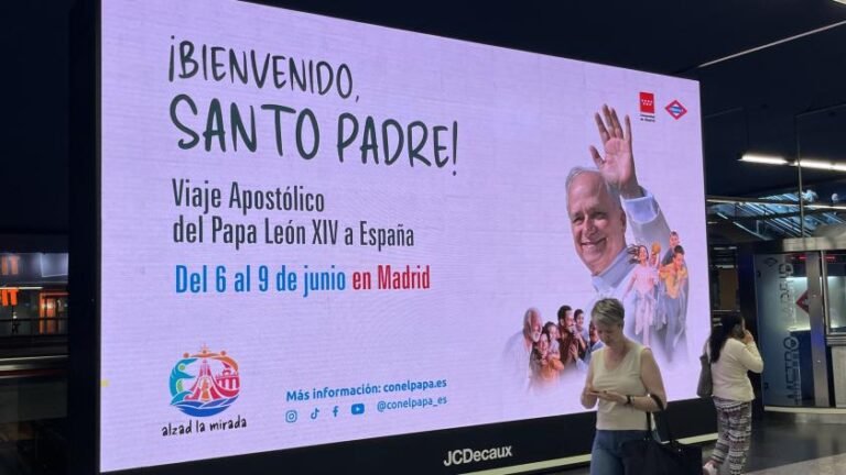 Imagen del interior del Metro Madrid donde se muestra la cartelería dedicada a la visita del Papa León XIV