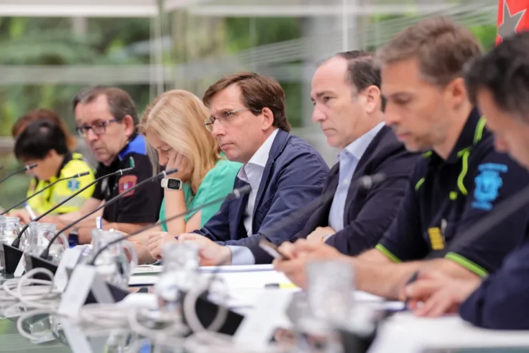 Imagen que muestra al alcalde de Madrid, José Luis Martínez Almeida junto a los representantes de los servicios municipales por la visita del Papa León XIV a Madrid