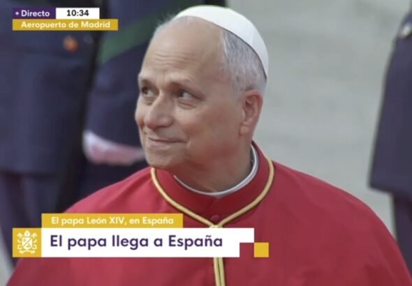 Imagen de un fotograma del vídeo de la llegada del Papa León XIV en el aeropuerto de Madrid