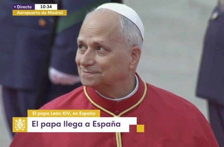 El Papa León XIV aterriza en España recibido por los Reyes Imagen de un fotograma del vídeo de la llegada del Papa León XIV en el aeropuerto de Madrid