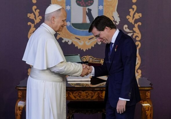 Imagen del Papa León XIV junto a José Luis Martinez Almeida en la recepción en Madrid