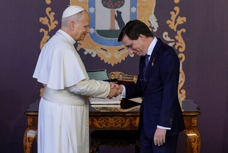 Así ha sido la intensa visita del Papa León XIV a Madrid Imagen del Papa León XIV junto a José Luis Martinez Almeida en la recepción en Madrid