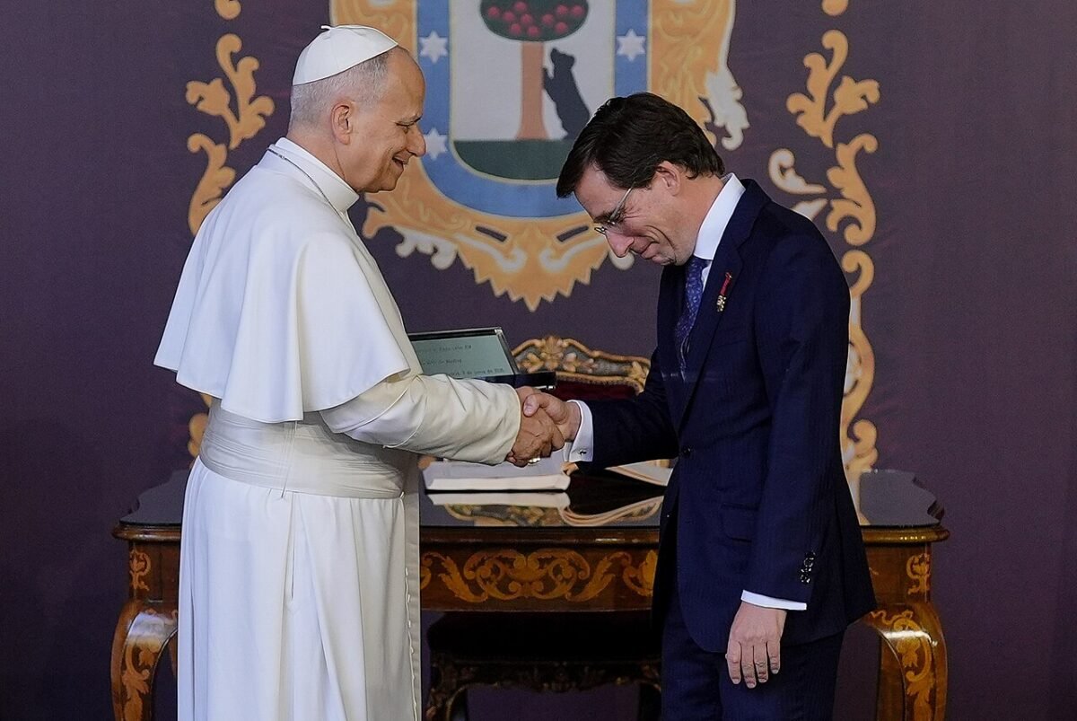 Imagen del Papa León XIV junto a José Luis Martinez Almeida en la recepción en Madrid