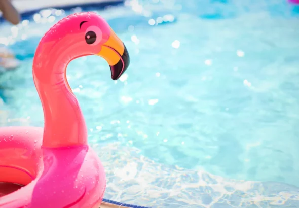 Imagen que muestra un flotador sobre una piscina desmontable para ilustrar las piscinas de El Corte Inglés