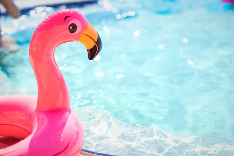 Imagen que muestra un flotador sobre una piscina desmontable para ilustrar las piscinas de El Corte Inglés