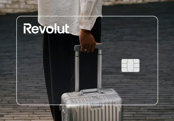 Imagen que muestra una persona con una maleta y una tarjeta de Revolut de la cuenta autónomos