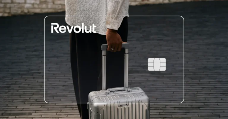 Imagen que muestra una persona con una maleta y una tarjeta de Revolut de la cuenta autónomos