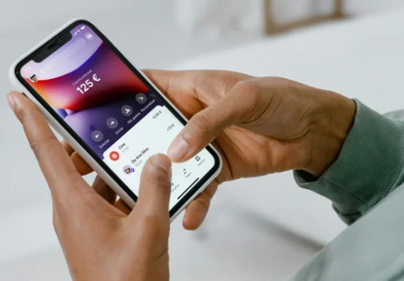 Imagen que muestra a una persona creando una cuenta remunerada en Revolut