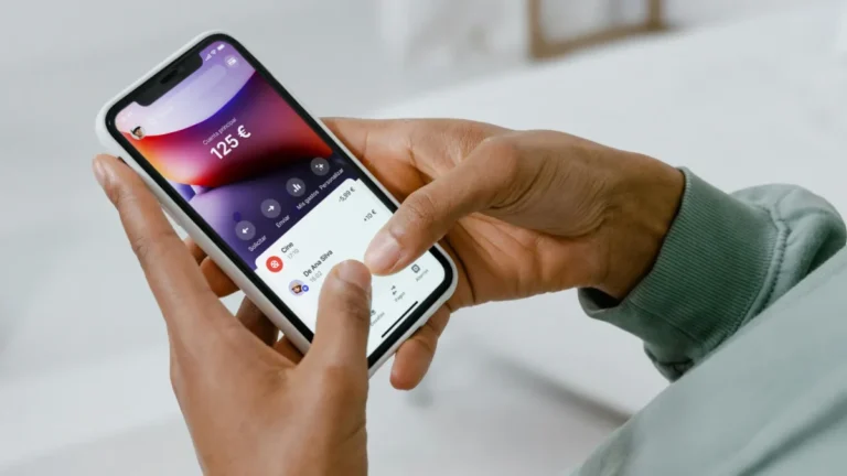 Imagen que muestra a una persona creando una cuenta remunerada en Revolut
