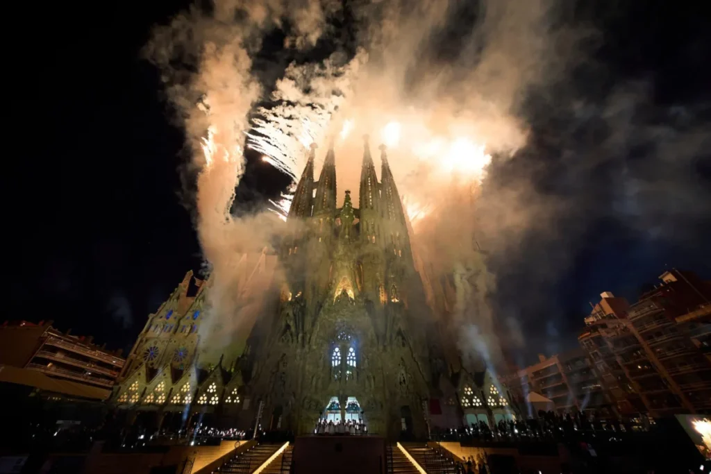 El emocionante homenaje del Papa León XIV al "arquitecto de Dios" que a impactado al mundo Imagen de la Sagrada Familia de Barcelona iluminada con la inauguración de la Cruz en la visita del Papa León XIV