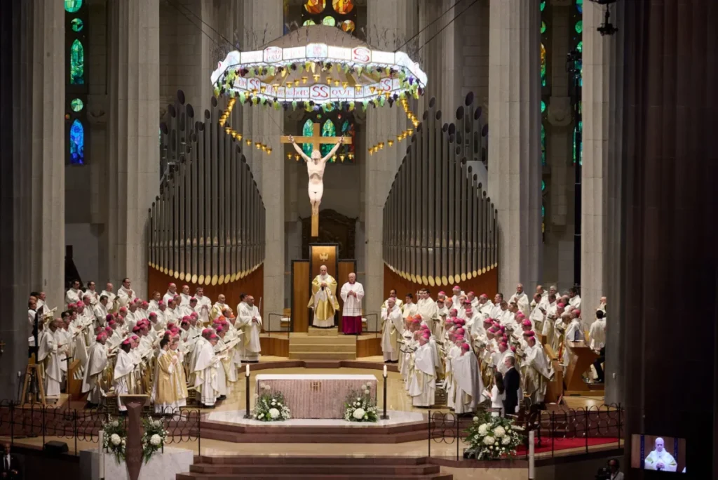 El emocionante homenaje del Papa León XIV al "arquitecto de Dios" que a impactado al mundo Imagen que muestra al Papa León XIV en la Sagrada Familia de Barcelona en su visita de 2026