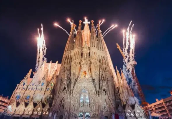 Imagen que muestra la Sagrada Familia en la inauguración de la Cruz con el Papa León XIV iluminada