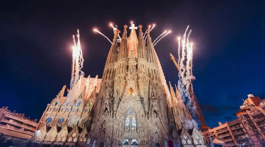Imagen que muestra la Sagrada Familia en la inauguración de la Cruz con el Papa León XIV iluminada