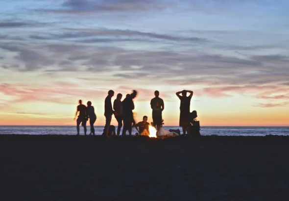 Imagen de una playa con una hoguera en la noche de San Juan