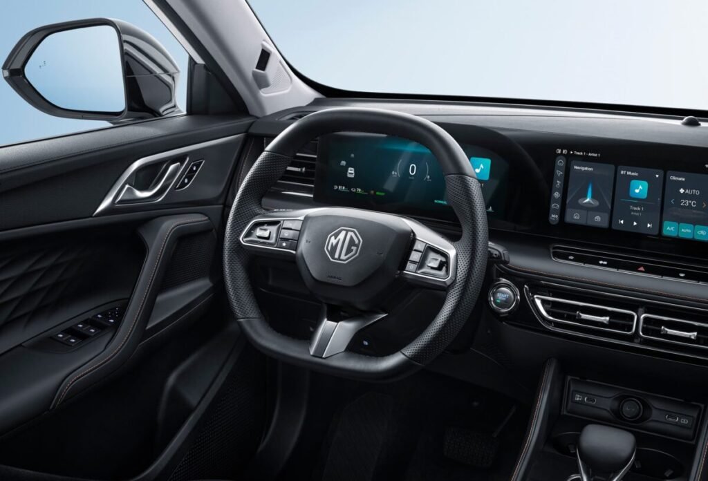 El golazo de MG con descuentos de hasta 12.800€ hasta final de mes Imagen que muestra el salpicadero del MG HS PHEV con el volante y la pantalla en primer plano