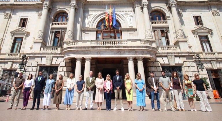 València se mueve por Venezuela: 100.000 euros de ayuda urgente y bomberos listos para el rescate Representantes de los distintos partidos políticos del Ayuntamiento guardaron un minuto de silencio por el terremoto de Venezuela