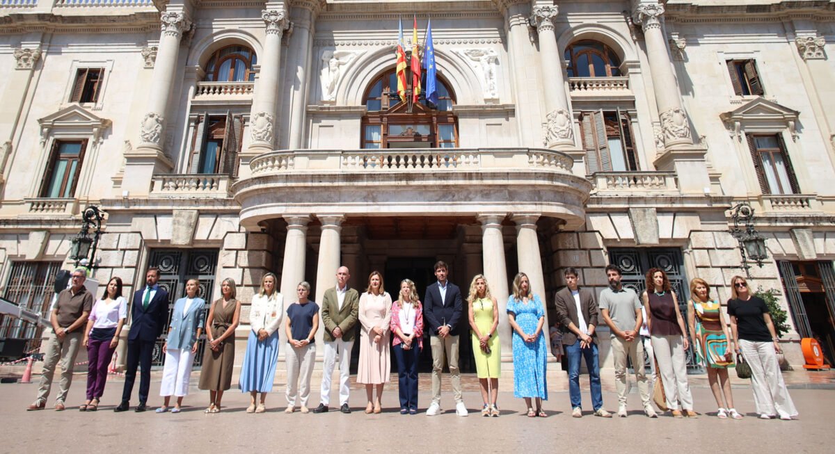 Representantes de los distintos partidos políticos del Ayuntamiento guardaron un minuto de silencio por el terremoto de Venezuela