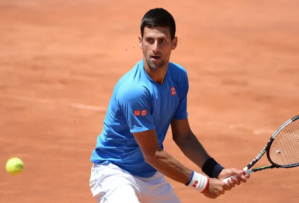 Novak Djokovic: dieta, mente, y los datos del número 1 Novak Djokovic en un partido con la raqueta en mano en tierra abatida golpeando la pelota